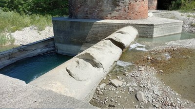 Ponte-viaFiagnano-particolare-scivola-in-calcestruzzo-incisa-e-lesionata-in-vari-punti.jpg