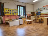 Dentro e fuori  per  sostenere   le esperienze di bambine e bambini del Servizio Educativo Prescolare di Sassoleone.  